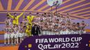 Para pemain Kroasia melakukan selebrasi usai pertandingan playoff perebutan juara ketiga Piala Dunia 2022 melawan Maroko di Khalifa International Stadium di Doha, Qatar, Sabtu (17/12/2022). Kroasia meraih juara ketiga Piala Dunia 2022 usai menang 2-1 atas Maroko. (AP Photo/Martin Meissner)
