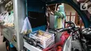 Penjual sayuran menggunakan transportasi Gerobak Motor Listrik di Srengseng Sawah, Jakarta, Kamis (20/1/2022). Program gerobak motor listrik ditujukan agar pelaku usaha mikro kecil (UMK) dapat lebih hemat pada sisi operasional bahan bakar serta lebih ramah lingkungan. (Liputan6.com/Johan Tallo)