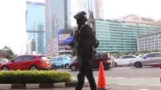 Polisi bersenjata lengkap melakukan pengamanan di Kawasan Bundaran HI, Jakarta, Jumat (31/12/2021). Pengaman tersebut untuk mengamankan kondisi Jakarta saat malam pergantian tahun baru 2021. (Liputan6.com/Angga Yuniar)