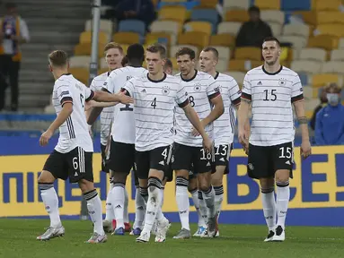 Para pemain Jerman merayakan gol kedua yang dicetak gelandang Leon Goretzka ke gawang Ukraina pada pertandingan  UEFA Nations League di Stadion Olimpiyskiy di Kyiv, Ukraina, Sabtu (10/10/2020). Jerman menang 2-1 atas Ukraina. (AP Photo/Efrem Lukatsky)
