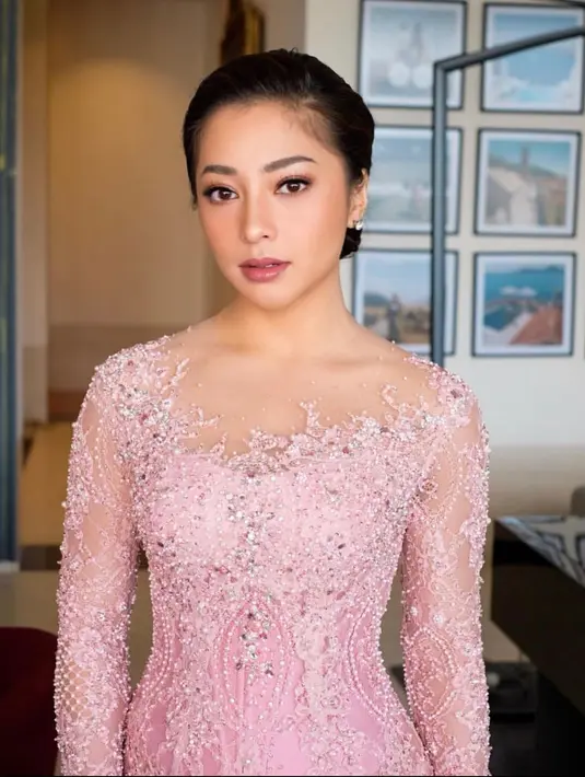 Kebaya modern dengan kerah setengah lingkaran dan full payet berwarna merah muda ini sangat anggun ketika kamu gunakan di hari wisudamu. (instagram/nikitawillyofficial94)