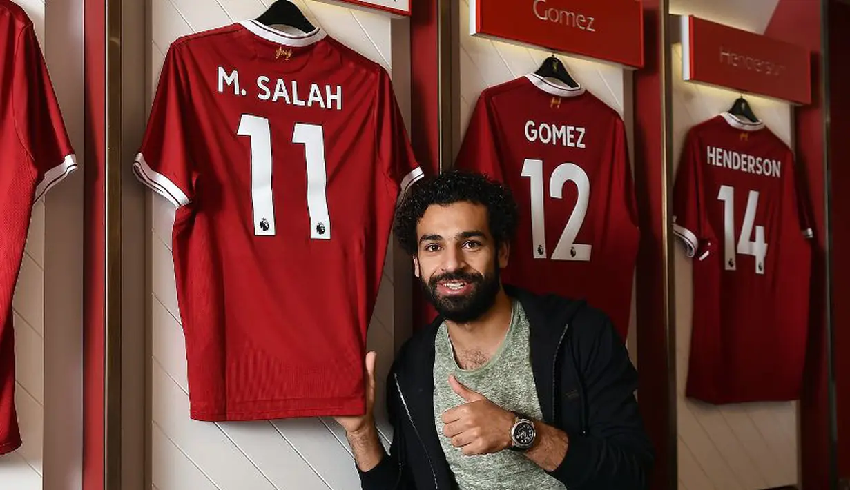 Pemain anyar Liverpool asal Mesir, Mohamed Salah adalah pengguna nomor punggung 11 terkini di The Reds, Salah bergabung dengan Liverpool dari AS Roma dengan dana transfer sekitar 36,9 juta pound (Rp 623,88 miliar). (Bola.com/LiverpoolFC) 