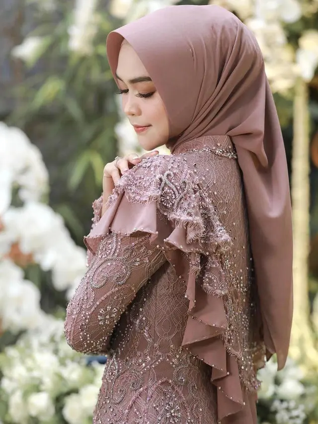 12 Detail Penampilan Ria Ricis di Momen Siraman, Anggun Berkebaya