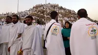 Jemaah haji dari seluruh dunia mengunjungi Jabal Rahmah menjelang Wukuf di Padang Arafah, Makkah, Arab Saudi, Sabtu (10/8/2019). Pada saat Wukuf para jamaah dianjurkan berdiam diri, berdoa dan banyak membaca ayat suci Al Quran. (FETHI BELAID / AFP)