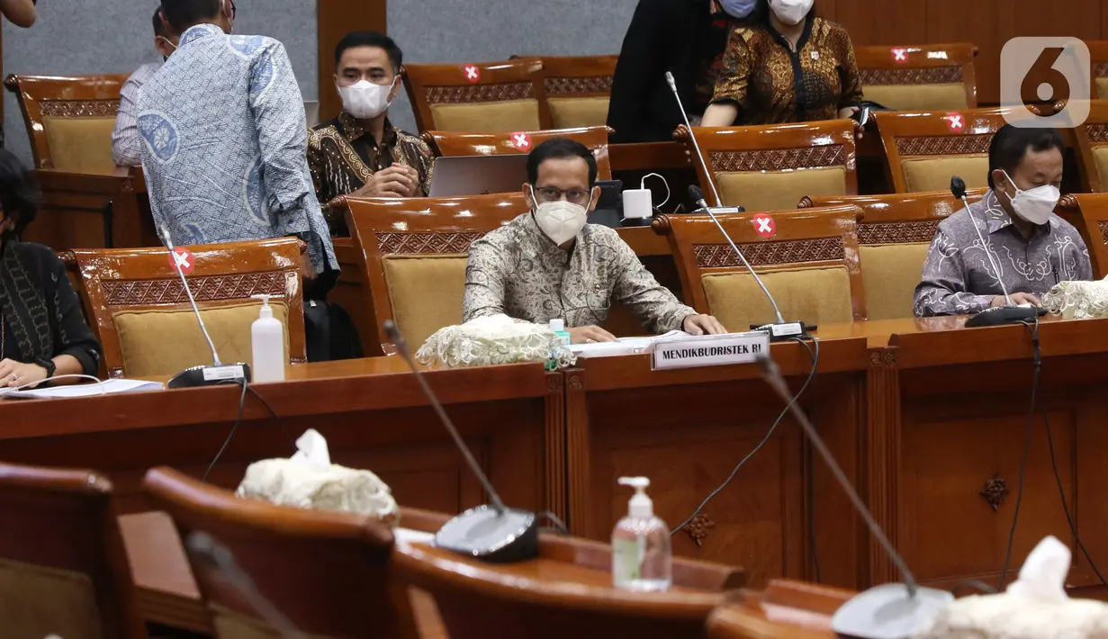 <p>Menteri Pendidikan, Kebudayaan, Riset dan Teknologi Nadiem Makarim mengikuti rapat kerja dengan Komisi X DPR di Senayan, Jakarta, Selasa (12/4/2022). Raker membahas perkembangan dan evaluasi pelaksanaan seleksi Guru Pegawai Pemerintah dengan Perjanjian Kerja (PPPK). (Liputan6.com/Angga Yuniar)</p>