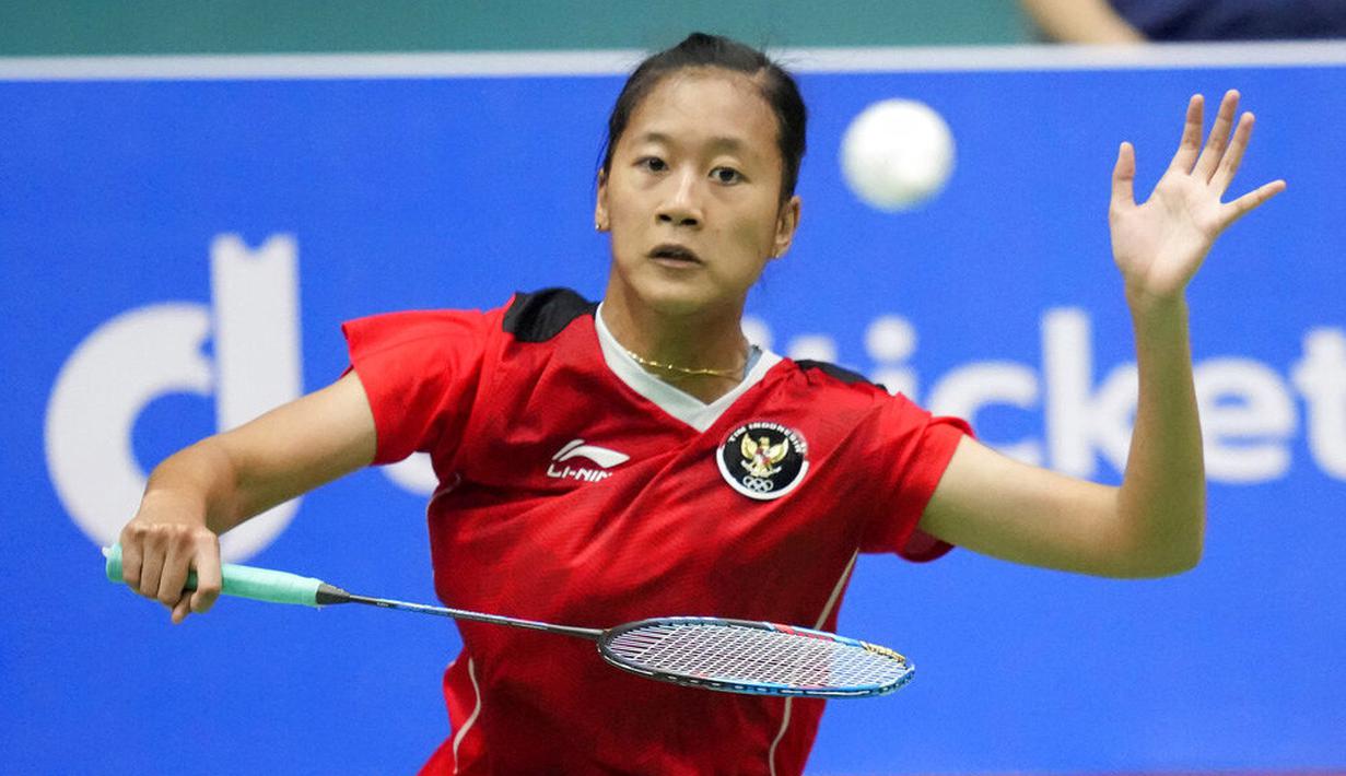 Putri Kusuma Wardani harus mengakui keunggulan dari Pornpawee Chochuwong dalam pertandingan dua gim langsung 16-21 dan 20-22. (AP/Achmad Ibrahim)