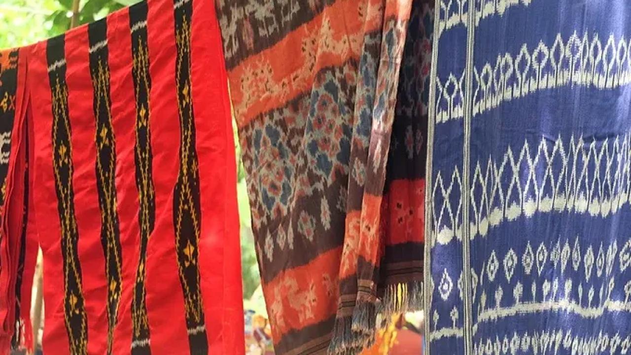 8. Kampung Tarung

Berada di Waikabubak, kampung ini terkenal dengan kerajinan tenun. Di sini para perempuan menjaga tradisi kain tenun sumba yang otentik dengan alat tenun tradisional pula.