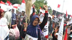 Petani dari Jakarta, Jawa Barat, dan Jawa Tengah bersama Wahana Lingkungan Hidup Indonesia (WALHI) menggelar aksi unjuk rasa menolak kriminalisasi aktivis lingkungan hidup di depan Istana Negara, Jakarta, Kamis (11/12). (Liputan6.com/Immanuel Antonius)