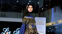 Mengenakan Dress biru bermotif batik ini membuat Bella Putri Ekasandra semakin anggun dan mempesona.(Liputan.com/IG/@bellasandraaaa)