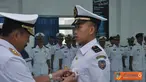 Citizen6, Suarabaya: Komandan Kobangdikal Laksda TNI Djoko Teguh Wahojo, menyematkan tanda siswa kepada perwakilan siswa Dikmapa PK angkatan ke 19, di Gedung Betel Geuse Pusdiklapa, Kobangdikal. (Pengirim: Penkobangdikal).