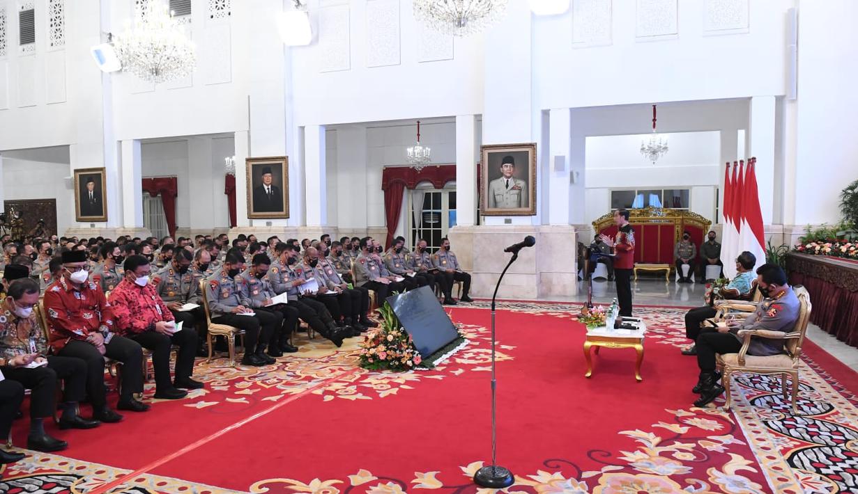 Presiden Joko Widodo memberikan sejumlah arahan kepada jajaran Kepolisian Negara Republik Indonesia (Polri), di Istana Negara, Jakarta, Jumat (14/10/2022). Pertemuan dihadiri oleh 559 personil Polri yang terdiri dari pejabat utama Mabes Polri, Kapolda, serta Kapolres.  (Foto: Lukas - Biro Pers Sekretariat Presiden)