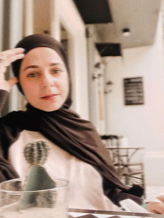 Ini salah satu potret Selvi Salavia yang awet muda dan memesona. Gimana menurut kamu? (FOTO: instagram.com/selvisalavia)