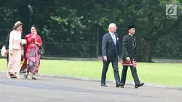 Presiden Joko Widodo bersama Ibu Iriana mendampingi Raja Carl XVI Gustaf dan istrinya Ratu Sylvia berjalan di taman halaman belakang Istana Bogor, Jawa Barat, Senin (22/5). (Liputan6.com/Angga Yuniar)