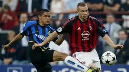 Bek Inter Milan, Ivan Cordoba (kiri) berusaha menghalau bola dari penguasaan striker AC Milan, Andriy Shevchenko pada laga leg pertama babak semifinal Liga Champions 2002/2003 di San Siro Stadium, Milan (7/5/2003). Pada pertemuan pertama di musim 2002/2003, AC Milan dan Inter Milan bertemu di babak semifinal. Pada leg pertama saat AC Milan menjamu Inter Milan laga berakhir imbang 0-0. (AFP/Paolo Cocco)