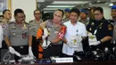 Kapolda Metro Jaya Irjen M Iriawan membuka sandal yang berisi barang bukti narkotika jenis sabu saat rilis di Jakarta, Rabu (27/4). Sebanyak 2.007 gram sabu asal Guangzhou diselundupkan dalam paket lima koli sandal. (Liputan6.com/Helmi Fithriansyah)