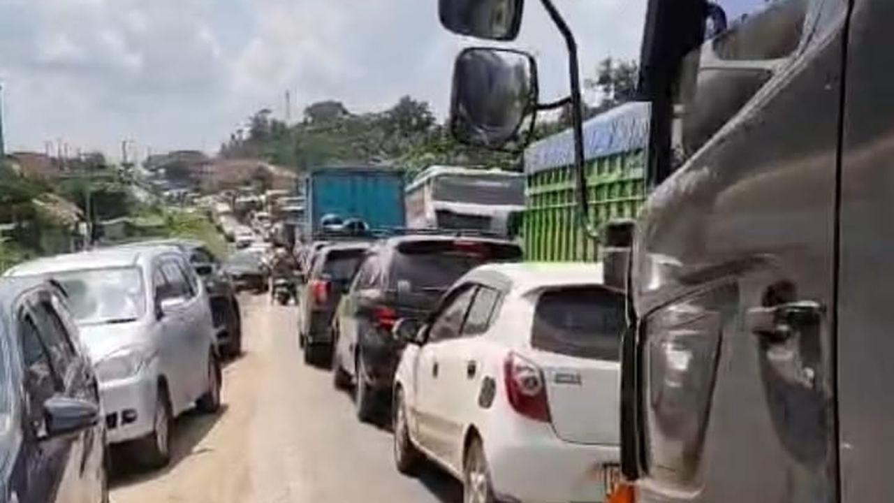 Jalan Lintas Timur Sumatera Palembang-Jambi Lumpuh Total, Kemacetan Capai 35 Km
