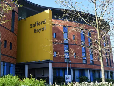 Suasana luar Rumah Sakit Salford Royal di Salford, Greater Manchester, Inggris (6/5). Dukungan terus mengalir untuk eks manajer MU Sir Alex Ferguson yang masih berjuang  setelah operasi pendarahan otak. (AFP Photo/Paul Ellis)