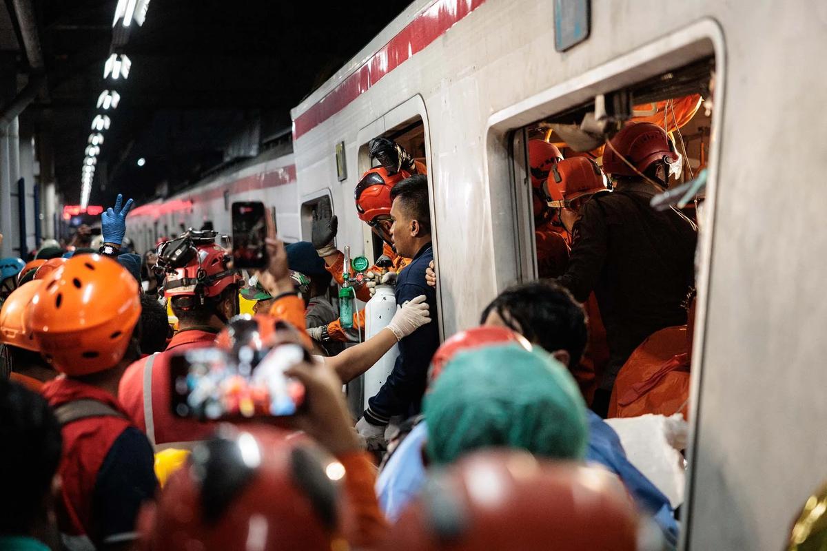 FOTO: Evakuasi Dramatis Korban Tabrakan Kereta di Bekasi Timur