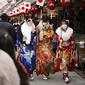 Para wanita berusia 20 tahun mengenakan kimono untuk merayakan Coming of Age Day dekat Kuil Sensoji di Distrik Asakusa,Tokyo, Jepang, Senin (10/1/2022). Coming of Age Day diadakan setiap tahun pada Senin kedua bulan Januari untuk merayakan remaja Jepang menjadi dewasa. (AP Photo/Eugene Hoshiko)