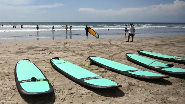 Belajar Berselancar di Pantai Kuta Bali