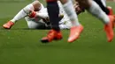 Bintang Real Madrid, Cristiano Ronaldo terlihat kesakitan saat dijegal pemain Celta de Vigo pada lanjutan La Liga Spanyol di Stadion Santiago Bernabeu , Madrid, Sabtu (5/3/2016). (REUTERS/Susana Vera)