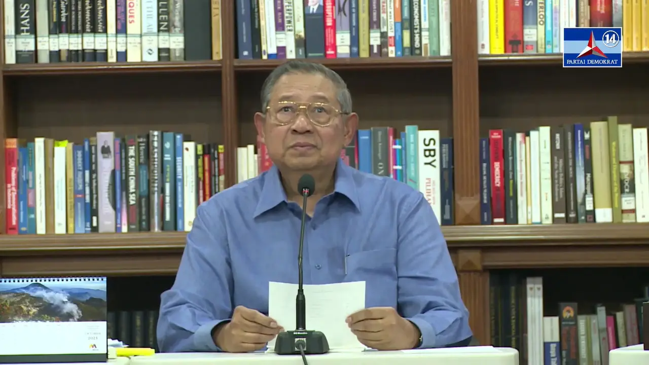 Ketua Majelis Tinggi Partai Demokrat Susilo Bambang Yudhoyono (SBY) menahan air matanya saat berkomentar soal telikungan yang dilakukan bakal capres Anies Baswedan