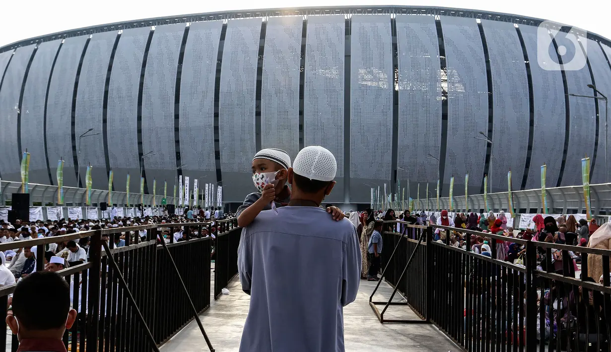<p>Umat Islam bersiap melaksanakan sholat Id 1 Syawal 1443 Hijriah hingga memenuhi Stadion Jakarta Internasional Stadium, Senin (2/5/2022). Pemerintah Indonesia menetapkan Hari Raya Idul Fitri 1443 Hijriah jatuh pada tanggal 2 Mei 2022. (Liputan6.com/Johan Tallo)</p>