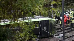 Petugas layanan darurat tiba di lokasi terbaliknya sebuah trem di sebuah terowongan di Croydon, London Selatan, Inggris, Rabu (9/11). Sebanyak tujuh orang tewas dan lebih dari 50 orang mengalami luka-luka akibat trem yang keluar jalur. (REUTERS/Neil Hall)