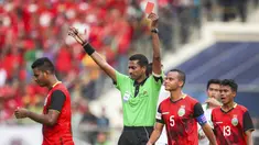 Pemmain Timor Leste, Filipe Oliveira (kiri) diusir wasit, Nagor Amir Amir Bin Noor Mohamed saat melakukan pelanggarann terhadap pemain Indonesia pada laga grup B SEA Games di Selayang, Malaysia (20/8/2017). Indonesia menang 1-0. (AP/Adrian Hoe)