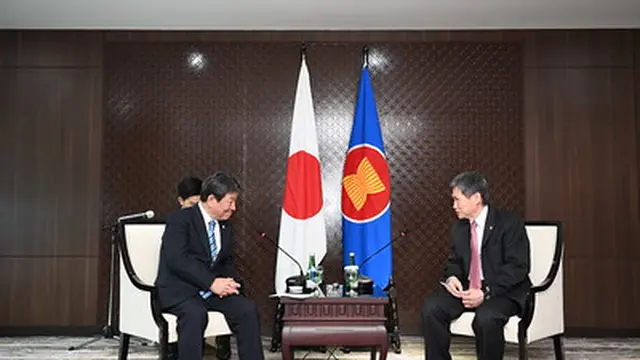 Menteri Luar Negeri Jepang Toshimitsu Motegi bersama sengan Sekretaris Jenderal ASEAN Lim Jock Hoi di kantor Sekretariat ASEAN Jakarta pada Jumat, 10 Januari 2020.