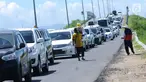 Pedagang menjajakan makanan ringan jelang Simpang Tiga Keluar Tol Brebes, Jawa Tengah, Sabtu (23/12). Memanfaatkan kepadatan arus libur panjang Natal 2017, pedagang menjajakan dagangan di Simpang Tiga Keluar Tol Brebes. (Liputan6.com/Helmi Fithriansyah)