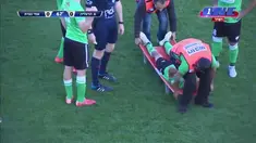 Insiden mengenai tim medis kesehatan saat laga divisi 2 antara tim Maccabi Herzliya vs Maccabi Ahi Nazareth di kota Herzliya, Israel pada Sabtu (5/3/2016).