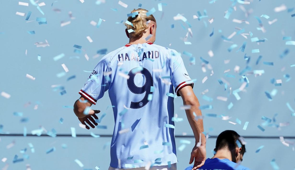 Bomber asal Norwegia itu memamerkan jersei biru langit khas Man City dengan nomor punggung 9. (Martin Rickett/PA via AP)