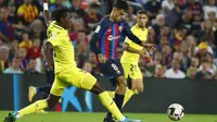 Gelandang Barcelona, Pedri membawa bola dari kawalan pemain Villareal, Nicolas Jackson dan Yeremi Pino selama pertandingan lanjutan La Liga Spanyol di stadion Camp Nou di Barcelona, Spanyol, Jumat (21/10/2022). Berkat kemenangan ini, Barcelona menempati posisi kedua dengan 25 poin dari 10 laga, tertinggal tiga angka dari Madrid yang ada di puncak. (AP Photo/Joan Monfort)