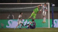 Kiper Timnas Argentina U-17, Jeremias Florentin dan rekannya, Juan Gimenez (kanan) berusaha menghalau bola dari ancaman pemain Timnas Jepang U-17, Yutaka Michiwaki pada laga kedua Grup D Piala Dunia U-17 2023 di Stadion Si Jalak Harupat, Kabupaten Bandung, Selasa (14/11/2023). (Bola.com/Ikhwan Yanuar)