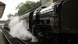 Lokomotif uap Flying Scotsman melintasi jalur East Lancashire Railway saat bersiap untuk meninggalkan Bury Bolton Street Station di Inggris, 5 September 2018. Kereta uap terkenal di dunia ini pernah melayani angkutan London ke Edinburgh. (OLI SCARFF/AFP)