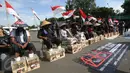 Aksi menyemen kaki di depan Istana Negara, Jakarta, Rabu (15/3). Di hari ketiga jumlah pengunjuk rasa yang memasung kaki bertambah hingga total berjumlah 20 orang. (Liputan6.com/Immanuel Antonius)
