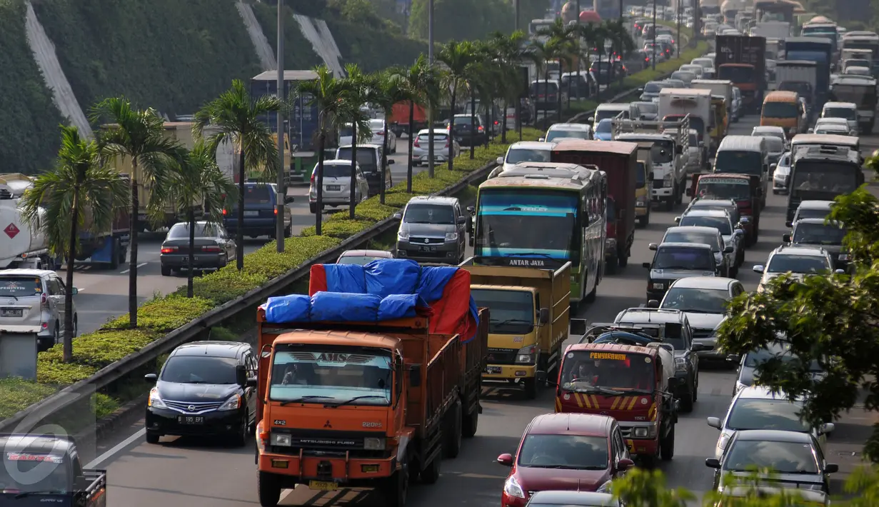 Kepadatan kendaraan pribadi dan truk barang di Tol Pondok Pinang- TMII menuju Tol Lingkar Luar Jakarta, Selasa (29/12). Aturan tersebut dituangkan dalam surat edaran ke pihak kepolisian, Gubernur, Walikota dan Bupati setempat. (Liputan6.com/Yoppy Renato)