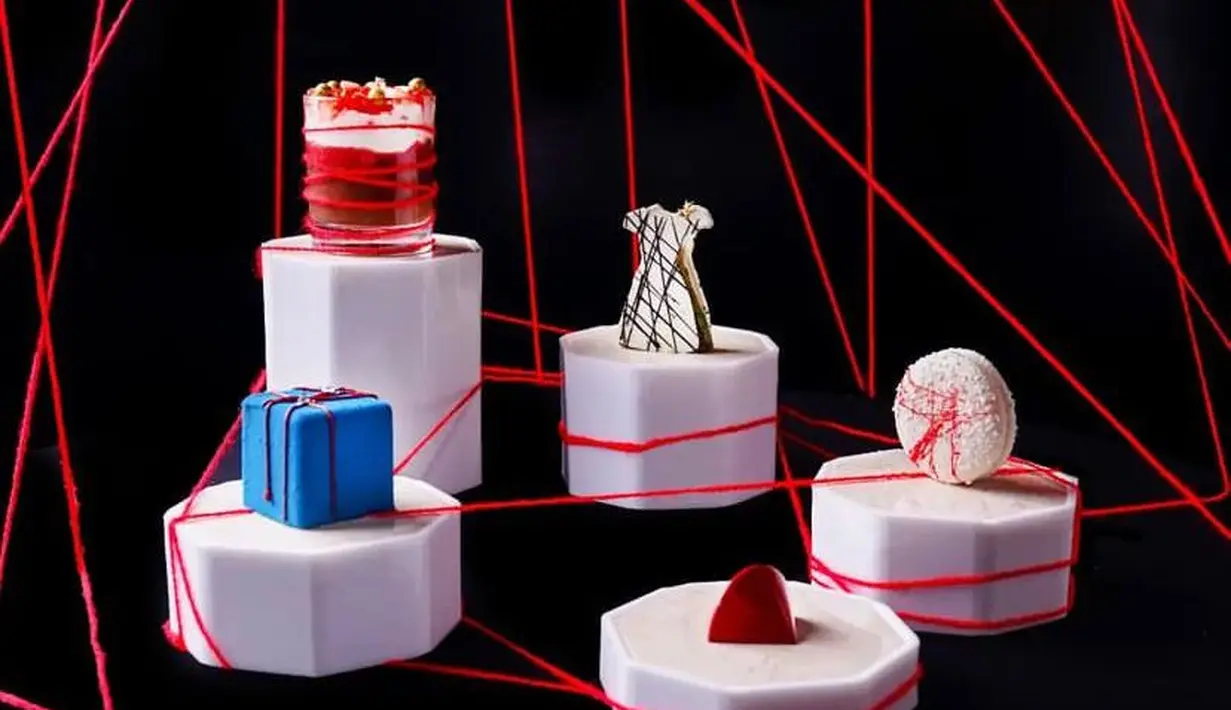 Siapa yang tak kenal dengan Chiharu Shiota?, Seniman papan atas asal Jepang ini selalu sukses membuat semua mata terpukau dengan karya seninya. Ia kini tengah menggelar pameran di Museum MACAN Jakarta hingga bulan April 2023 mendatang. Antusiasme masyarakat pun sangat baik dengan karya-karya Shiota yang penuh makna mendalam. Hal inilah yang juga membuat Four Seasons Hotel Jakarta ingin memberikan kejutan istimewa. / Foto dok Four Seasons Hotel Jakarta.