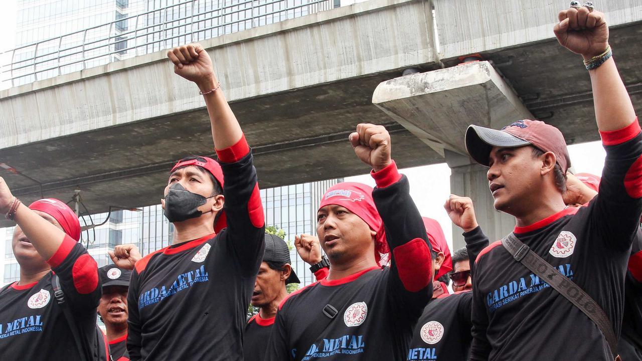 FOTO: Protes Tindakan Brutal Aparat Tembak Mati WNI, Massa Buruh Ngamuk Lempari Kedubes Malaysia dengan Telur