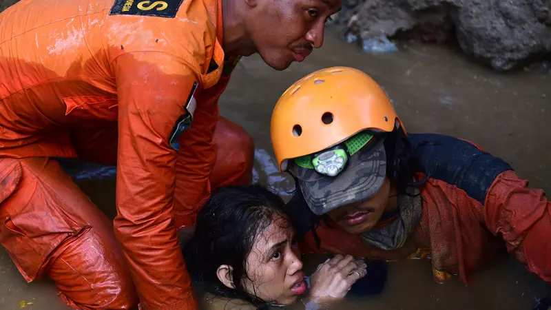 Dedikasi Tim Penyelamat Evakuasi Korban Tsunami Palu