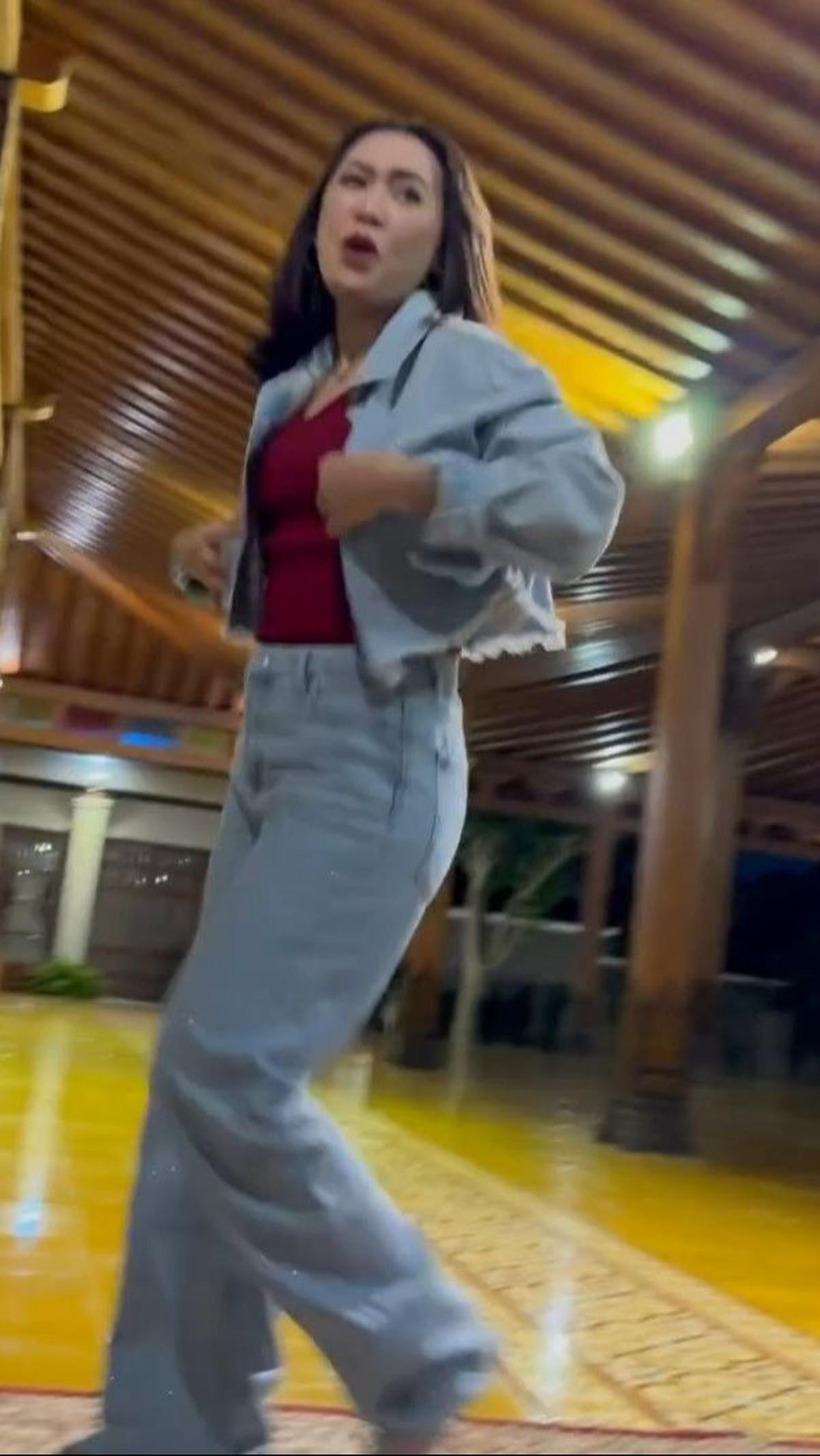 Happy Asmara dikenal sebagai artis yang sangat enerjik di atas panggung.&nbsp;