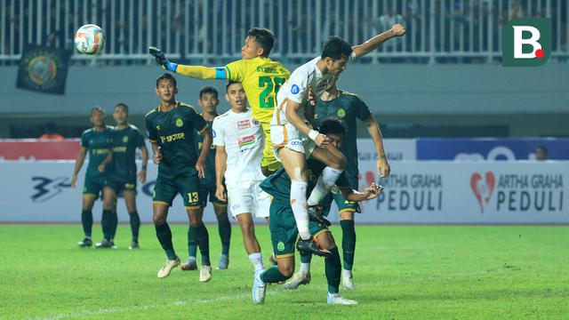 Foto: Duel Alot Aji Kusuma Vs Syahrul Trisna dalam Laga Imbang antara Persikabo 1973 Melawan Persija di BRI Liga 1 2023/2024