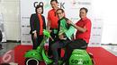 CEO Go-Jek Nadiem Makarim (tengah) bersama Direktur Sales Telkomsel, Mas'ud Khamid, Direktur Utama Tiphone, Lily Salim, dan Komisaris Utama Tiphone, Hengky Setiawan, usai penandatanganan kerja sama di Jakarta, Senin (15/2). (Liputan6.com/Angga Yuniare)