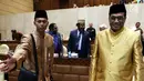 Menteri Perhubungan, Budi Karya Sumadi menggunakan pakaian adat saat mengikuti rapat kerja bersama Komisi V DPR di Kompleks Parlemen, Senayan, Jakarta, Selasa (3/9/2019). Dalam Surat Edaran Menteri Perhubungan, ASN di Kemhub wajib menggunakan pakaian adat tiap Selasa. (Liputan6.com/Johan Tallo)