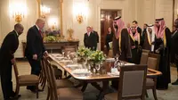 Presiden Donald Trump makan siang bersama dengan Pangeran Arab Saudi Mohammed bin Salman (The New York Times)