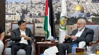 Mantan Wakil Presiden Indonesia Jusuf Kalla bertemu dengan Ismail Haniyeh, pemimpin politik Hamas dalam pertemuan di Doha, Jumat (12/7). (Courtesy/Jusuf Kalla)