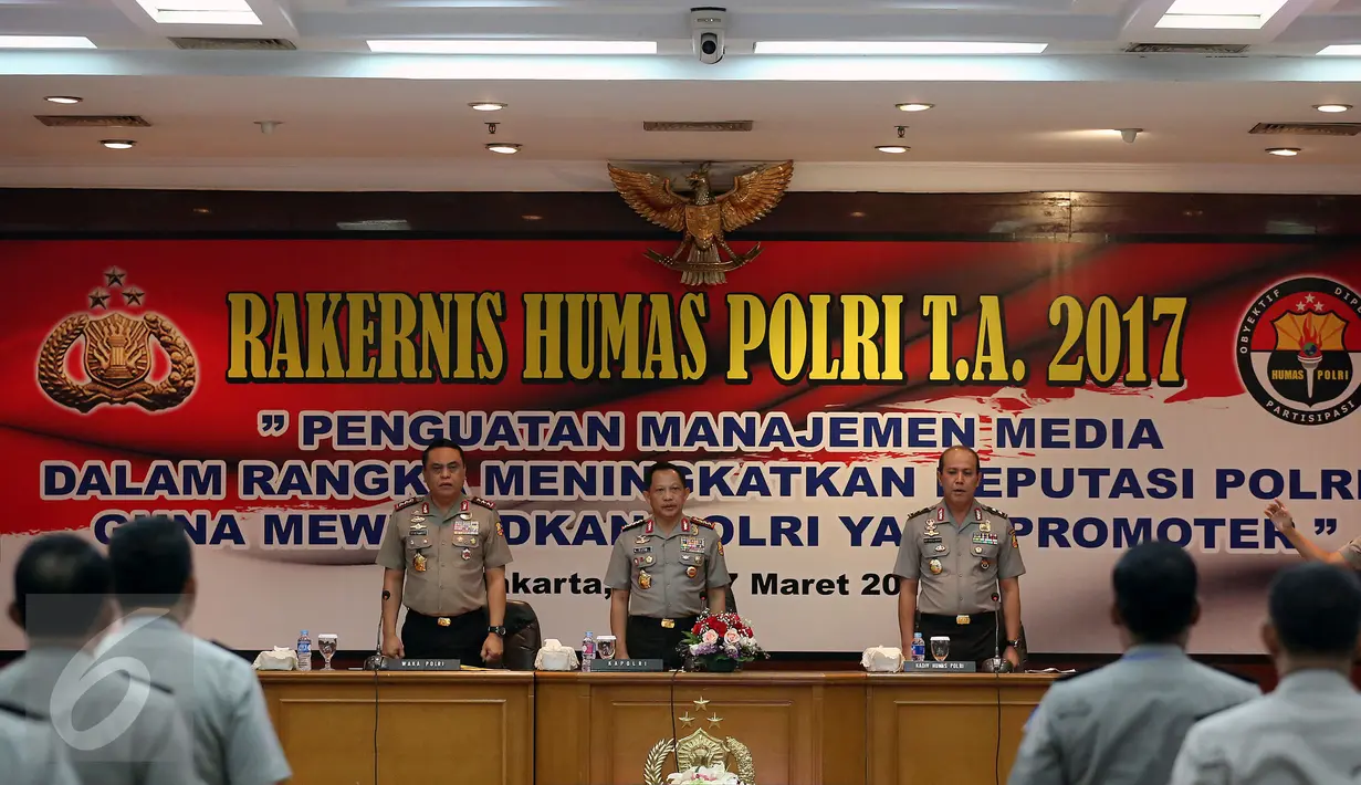 Kapolri Jenderal Tito Karnavian (tengah) menghadiri acara Rapat Kerja Teknis (Rakernis) di Rupatama Mabes Polri, Jakarta, Rabu (15/3). Dalam acara tersebut, Polri memberikan penghargaan kepada beberapa pimpinan media massa. (Liputan6.com/Johan Tallo)