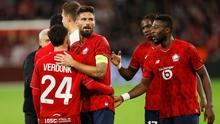 Pemain LOSC Lille, Calvin Verdonk (kiri) ikut merayakan gol yang dicetak oleh Olivier Giroud dalam laga Liga Europa 2025/2026 melawan SK Brann di Stade Pierre-Mauroy in Villeneuve-d'Ascq, Prancis, Kamis (25/09/2025) waktu setempat. (AP Photo/Jean-Francois Badias)