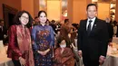 Dress A-Line berkerah dengan lengan transparan bikin Annisa Pohan terlihat elegan khas ibu pejabat. [@agusyudhoyono]
